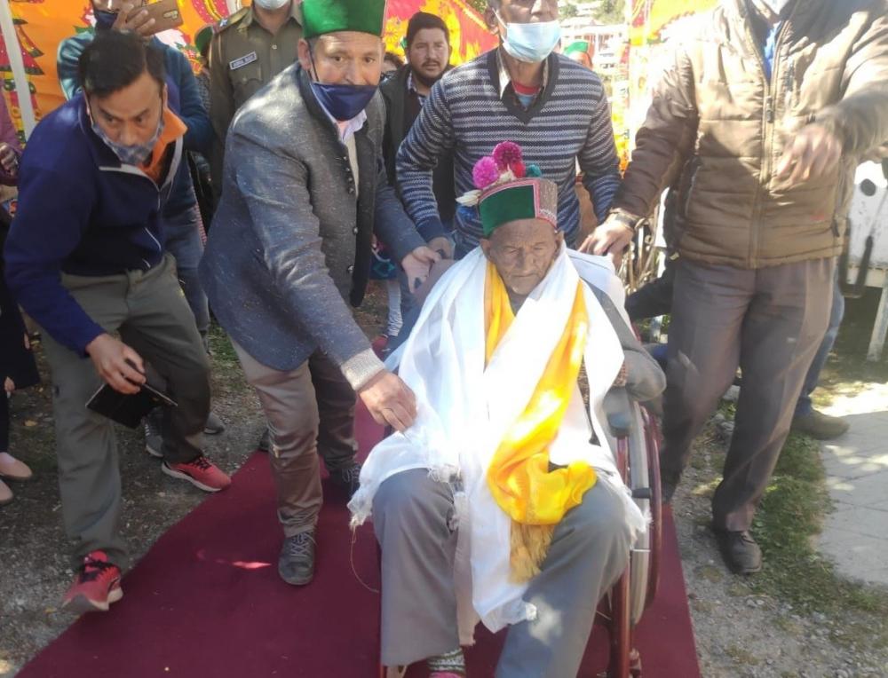 The Weekend Leader - India's oldest voter Negi casts ballot in Himachal